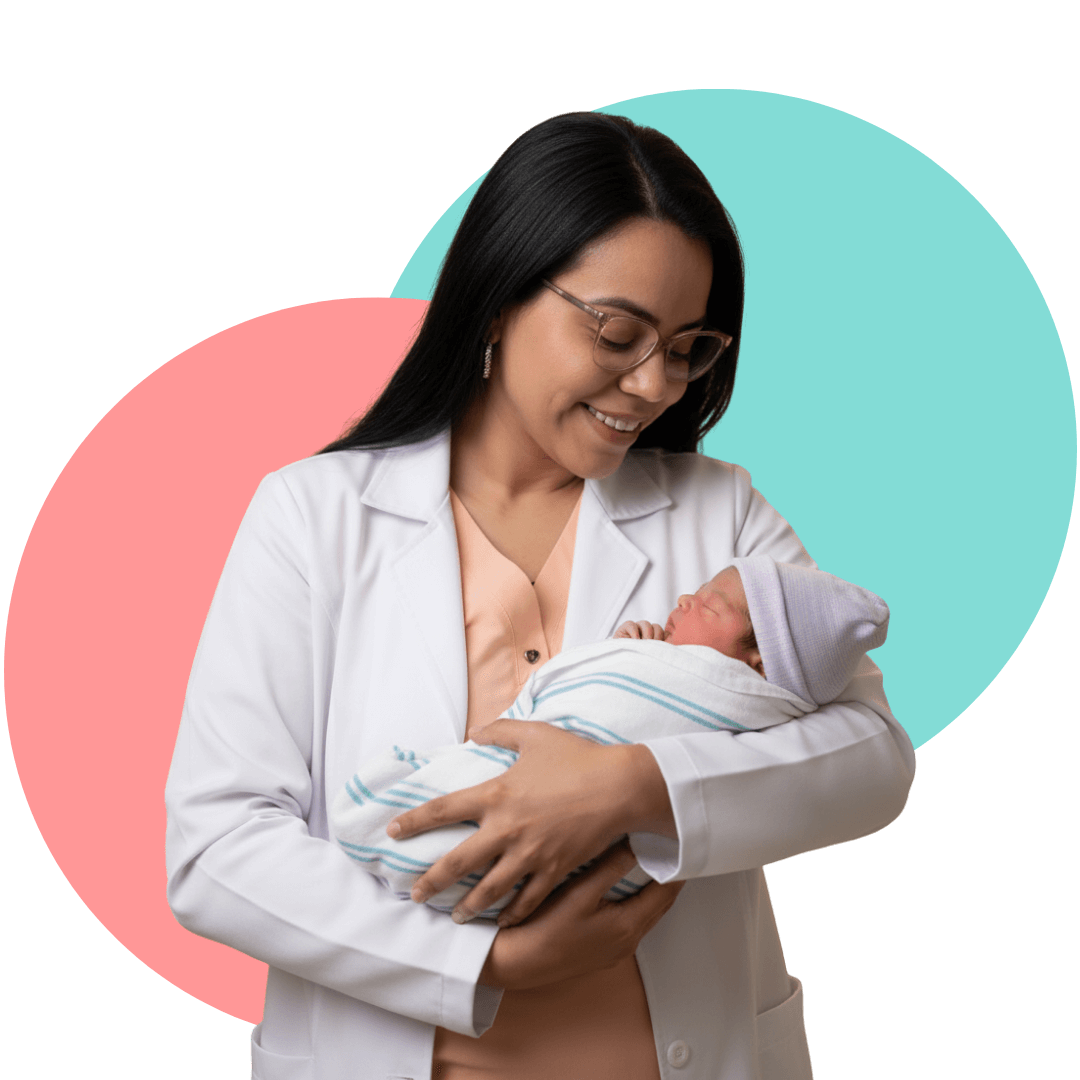 Pediatra sonriendo con recién nacido en brazos en Zona 11 Guatemala - Dra. Fabiola Jurado - Kangarú Pedia